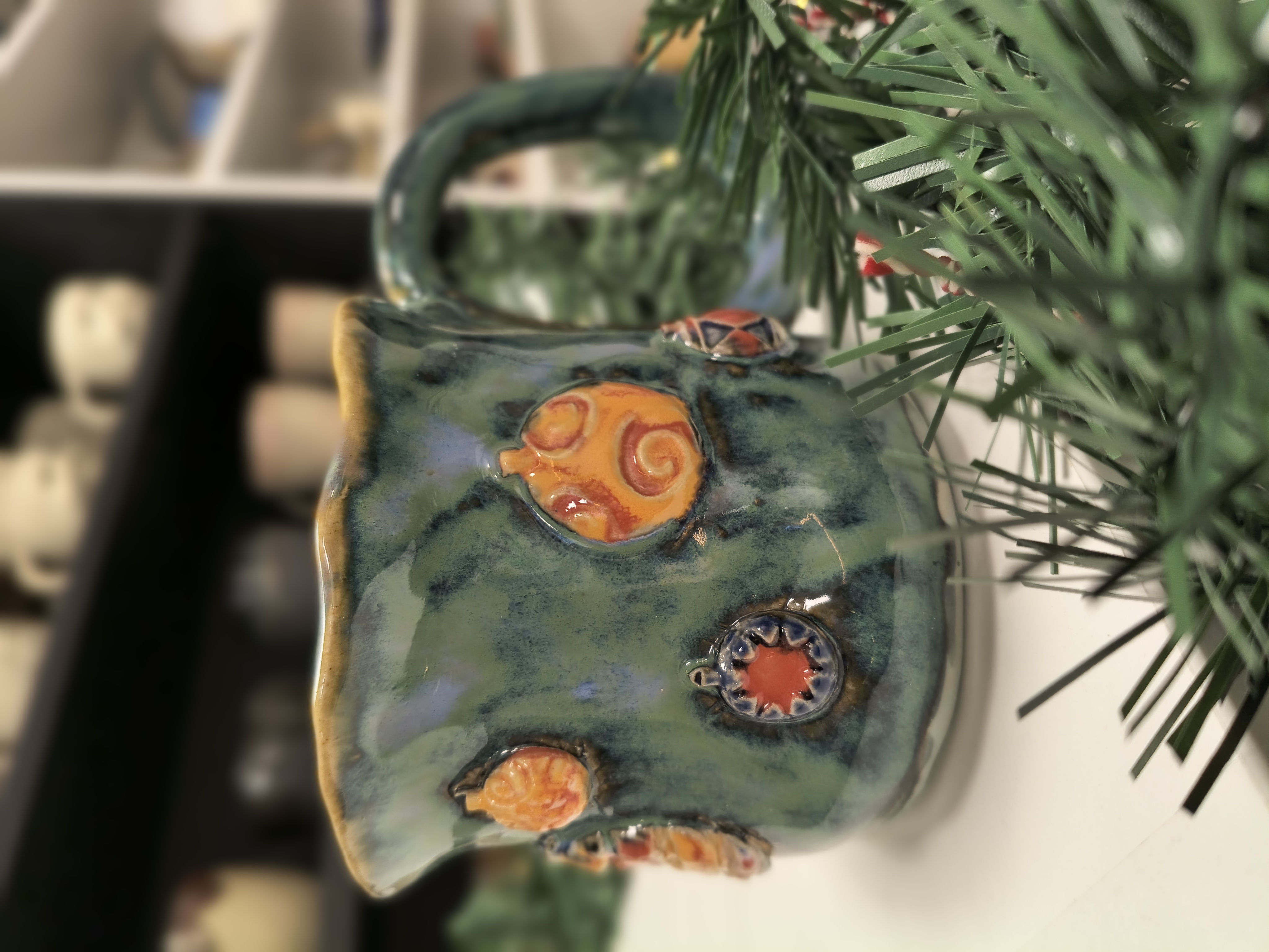 ilustracja: ceramika artystyczna - kubek świąteczny